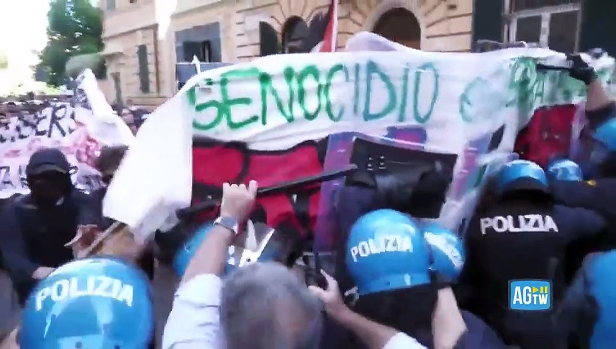 Scontri al corteo contro il governo a Roma: cariche della polizia e lancio di lacrimogeni