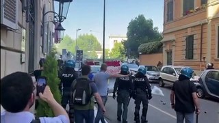 Roma, il video degli scontri polizia-studenti al corteo anti-governo