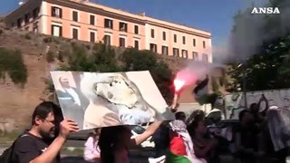 Corteo Roma, meloni lanciati al Mit e foto bruciate di von der Leyen, Biden e Meloni