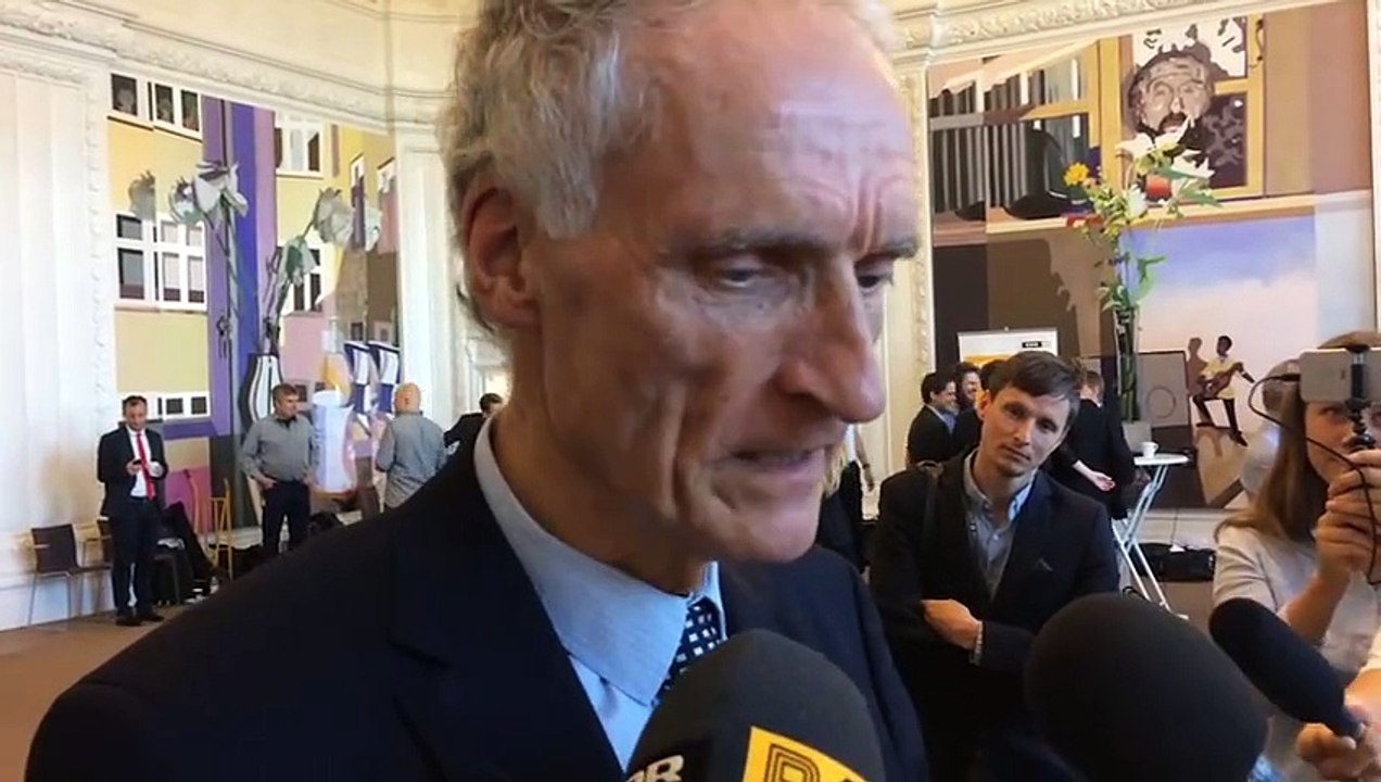 Årets Bertel-rap: Dannebrog, dronningens pension og topskat | 4 Oktober 2016 | DR