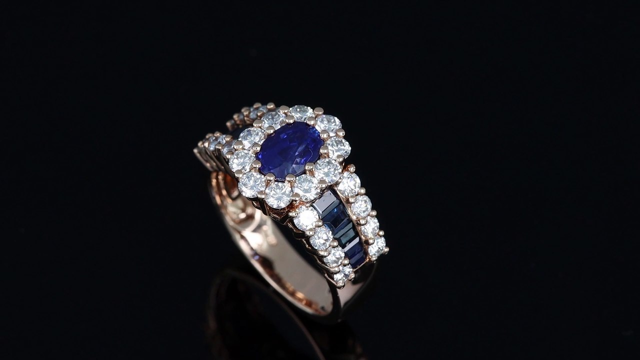 Anello rosé modello Blue Moon con zaffiro certificato della collezione Prestige realizzato dalla Gioielleria Casavola di Noci