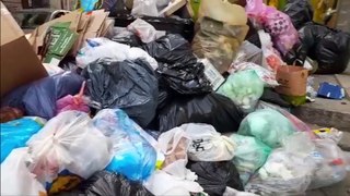 Palermo, la vetrina del negozio di abiti da sposa ricoperta di spazzatura: protesta in via Roma