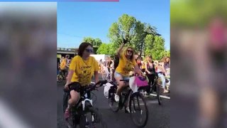 Il video dei ciclisti che invadono la tangenziale di Bologna