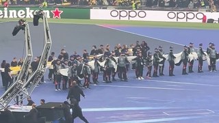 Zidane presenta el título de la Champions a Wembley