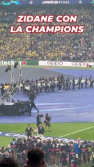 Zidane presenta el título de la Champions a Wembley