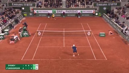 Скачать видео: Zverev survives five-set thriller against Griekspoor