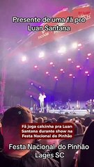 Fã joga calcinha pra Luan Santana e ele reage: “cheirosa”