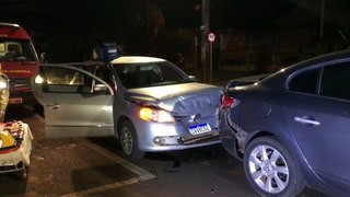 Acidente entre três carros deixa vítima ferida na Avenida das Pombas