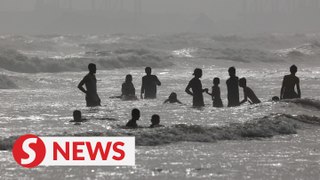 Karachi residents head to the beach to cool down in heatwave