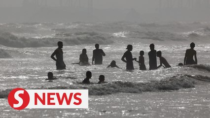 Karachi residents head to the beach to cool down in heatwave