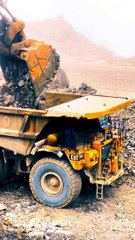 Excavator ini sedang mengisi batubara Pertambangan