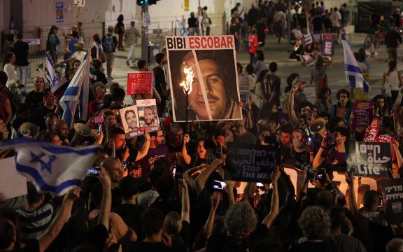 Des milliers d’Israéliens dans la rue pour forcer Netanyahou à accepter l’accord de trêve avec le Hamas