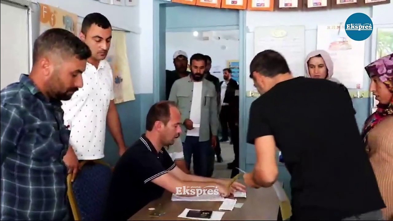 Hilvan'da oy kullanma devam ediyor, ilçede gerginlik hakim