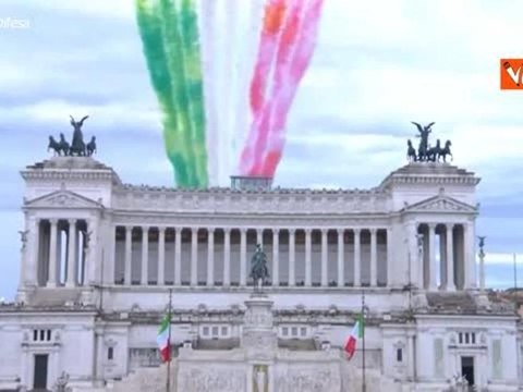 Il volo delle Frecce Tricolori sull'Altare della Patria in occasione della Festa della Repubblica