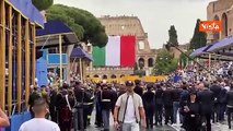 Parata del 2 giugno, il Tricolore gigante sul Colosseo
