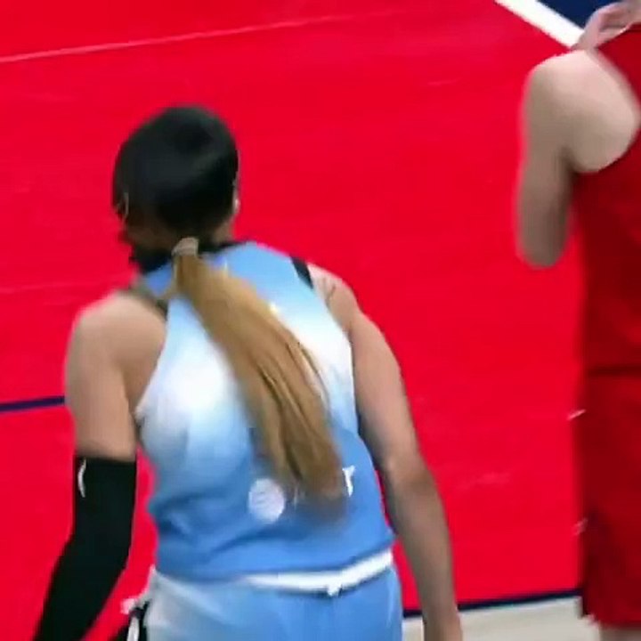 Caitlin Clark insultée et envoyée au sol