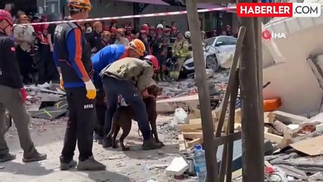 Çöken binanın enkazında köpek ile arama yapılıyor