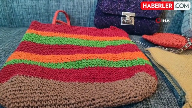 Depremde enkaz altından çıkartılan 65 yaşındaki kadın hayata örgü yaparak tutundu