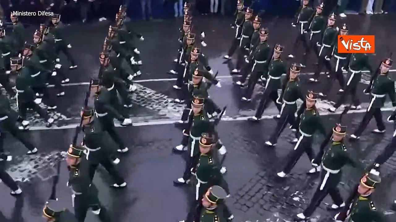 La mano sul cuore di Mattarella al passaggio dei vari reparti alla parata del 2 giugno