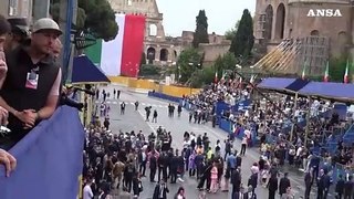 2 Giugno, il tricolore sventola sul Colosseo grazie ai Vigili del Fuoco