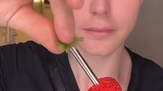 Équeuter une fraise facilement 