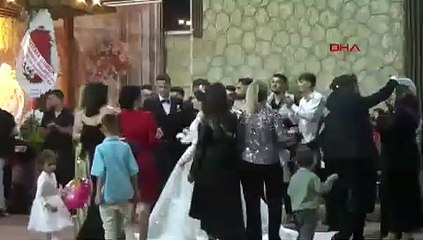 TIR şoförü damada düğününde altın yerine lastik