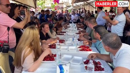 10 dakikada 2 kilo 452 gram kiraz yiyerek altın kazandı