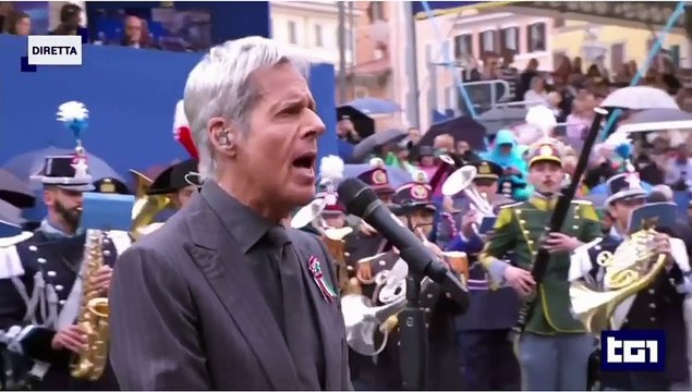 Baglioni canta l'inno di Mameli alla parata per la Festa della Repubblica