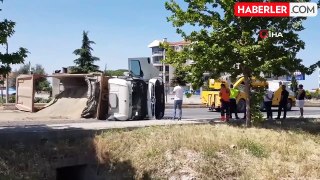 Edremit'te lastiği patlayan TIR karayolunu trafiğe kapattı