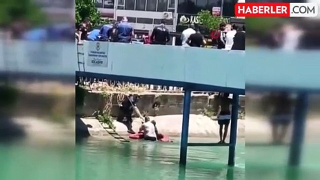 Adana'da kanalda can pazarı: Boğulma tehlikesi geçiren genci polis ve vatandaş el ele vererek böyle kurtardı