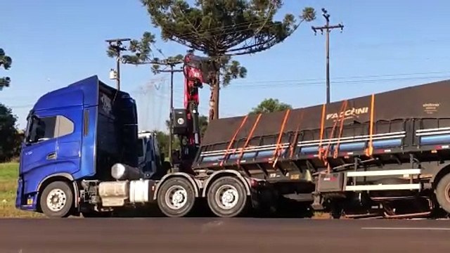 Carreta tomba em acidente na rodovia BR-163, em Cascavel