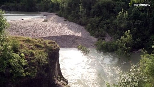 فيديو: فقدان ثلاثة شبان في شمال إيطاليا في نهر وسط فيضانات عارمة غمرت المنطقة