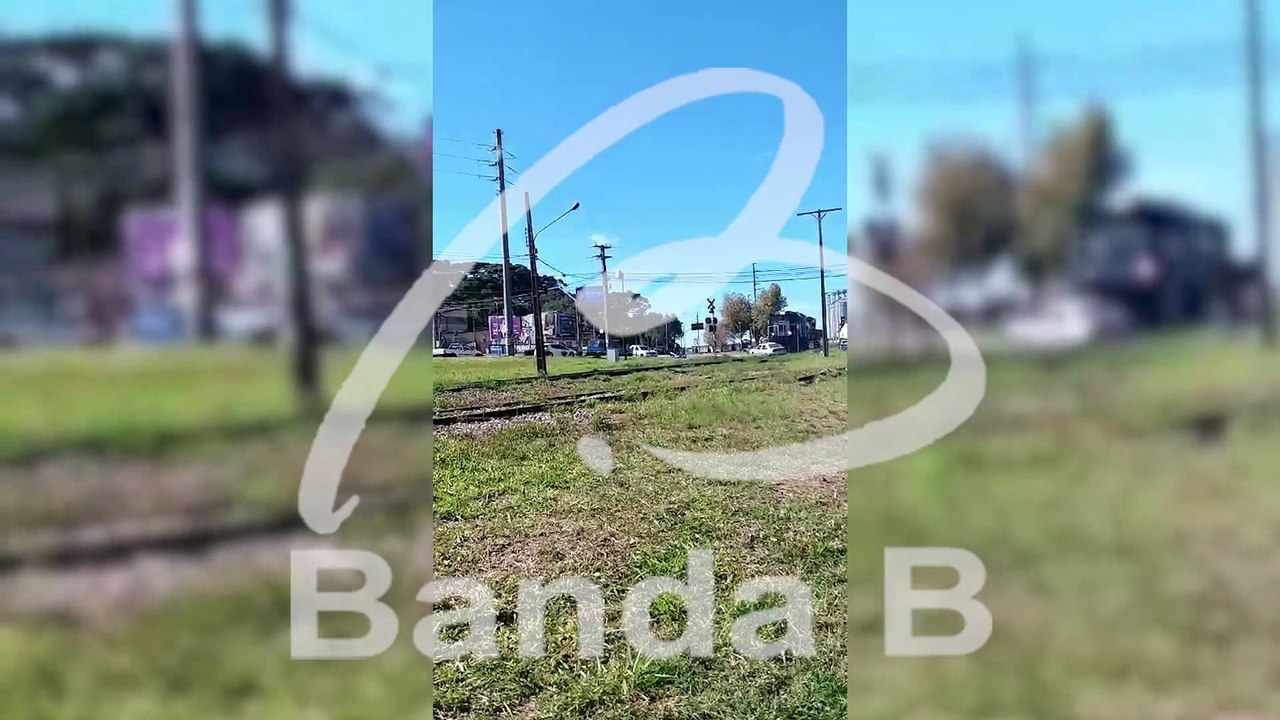 Vídeo mostra momento em que trem atinge carro com pai e filho dentro em Pinhais