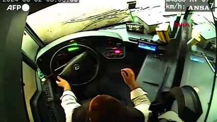 Turchia, crolla un edificio a Istanbul