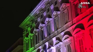 2 giugno, la facciata di Palazzo Madama illuminata col tricolore
