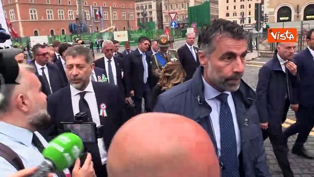 Festa della Repubblica, la premier Giorgia Meloni acclamata alla parata del 2 giugno