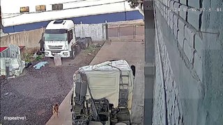 Câmera de monitoramento flagra ladrão furtando mecânica no Cataratas