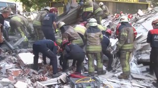 터키 이스탄불 3층 아파트 무너져...1명 사망·8명 부상 / YTN