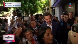 Jorge Álvarez Máynez llega a la casilla electora para emitir su voto