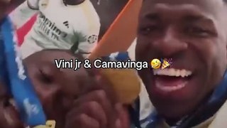Fiesta de Vinicius y Camavinga en el vestuario de Wembley