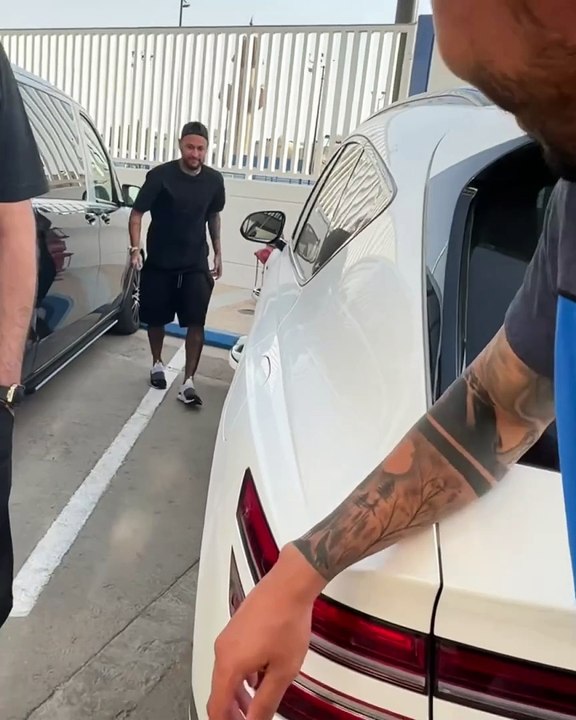 بعد تعرضه لمقلب.. نيمار يمزق إطارات سيارة زميله بالسكين
