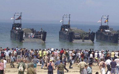 Download Video: Anniversario sbarco in Normandia: le sagome nere dei soldati, un'opera per ricordare i caduti nel D-Day