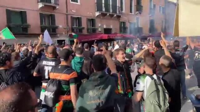 Venezia-Cremonese, i tifosi cantano prima del fischio d'inizio