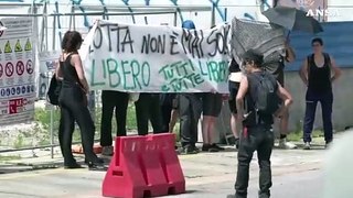Anarchici a Torino, striscione pro Gaza sull'ex stazione Fs