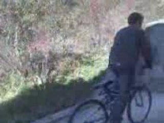 Micka buche a vélo