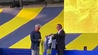 Mourinho imza töreninde sahneye taraftar atladı!