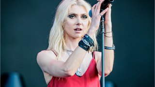 VOICI : Taylor Momsen mordue par une chauve-souris en plein concert, la chanteuse contrainte de suivre un traitement