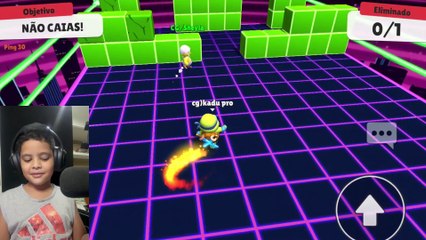 JOGANDO STUMBLE GUYS COM UM NOOB HOJE