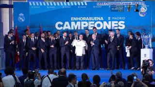 Entrega de la camiseta del Real Madrid a José Luis Martínez-Almeida