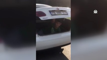 Çocuğun otomobilin bagajında yolculuk yapması cep telefonu kamerasında